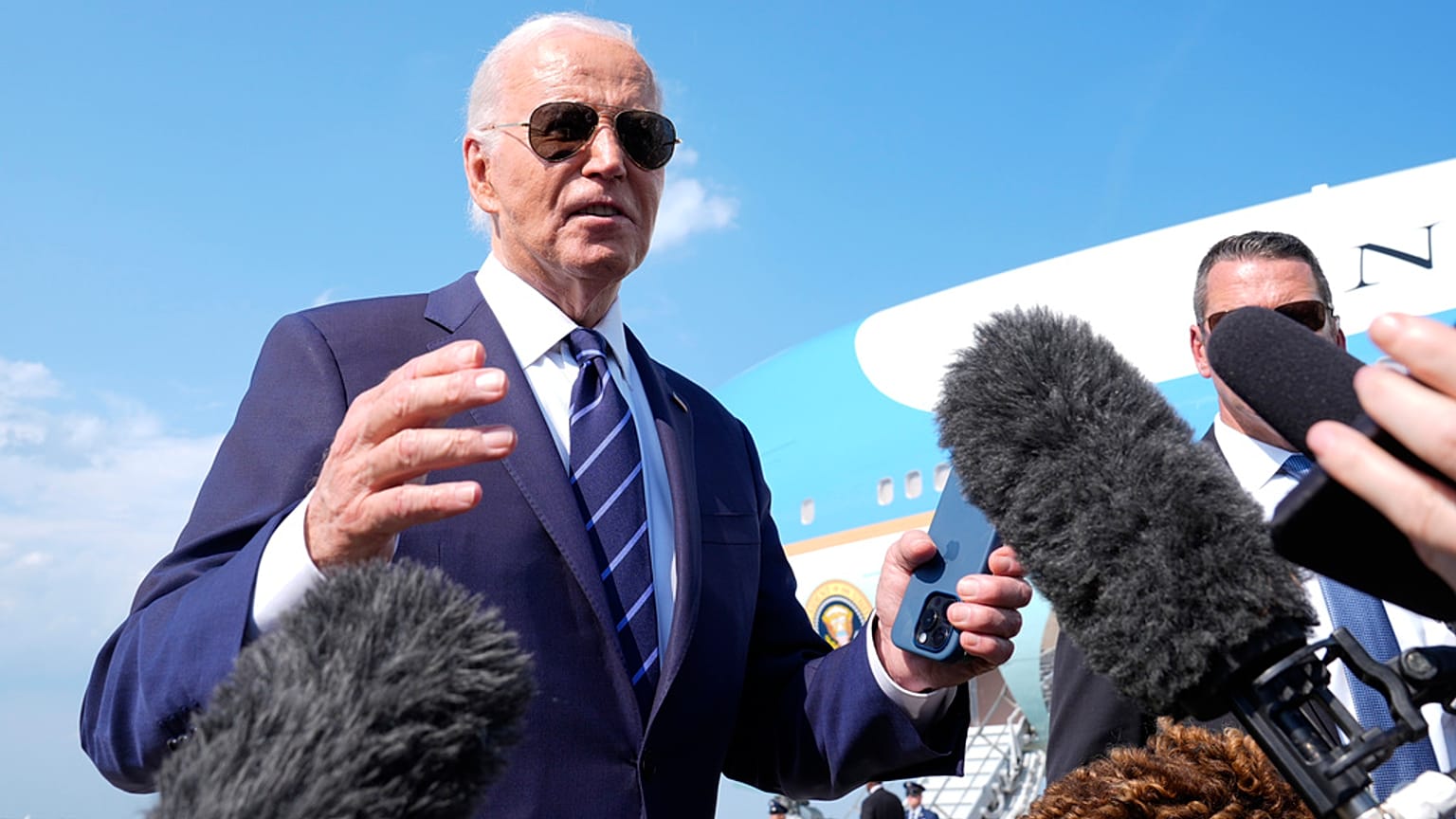 Presidente Joe Biden fala aos jornalistas na Base da Força Aérea de Andrews, Maryland, segunda-feira, 15 de julho de 2024, enquanto se dirige para Las Vegas