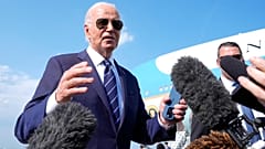 US-Präsident Joe Biden antwortet auf Fragen von Reporter.