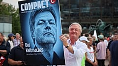 Jürgen Elsässer, a Compact főszerkesztője egy kormányellenes lipcsei tüntetésen