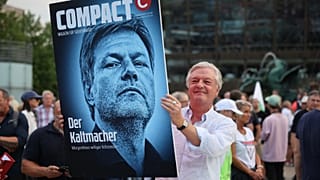Jürgen Elsässer, a Compact főszerkesztője egy kormányellenes lipcsei tüntetésen