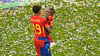 Lamine Yamal festeggia la vittoria della Spagna agli Europei con il fratellino Keyne a Berlino