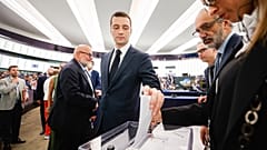 Frankreichs Rechtsextremer Jordan Bardella bei der Stimmabgabe