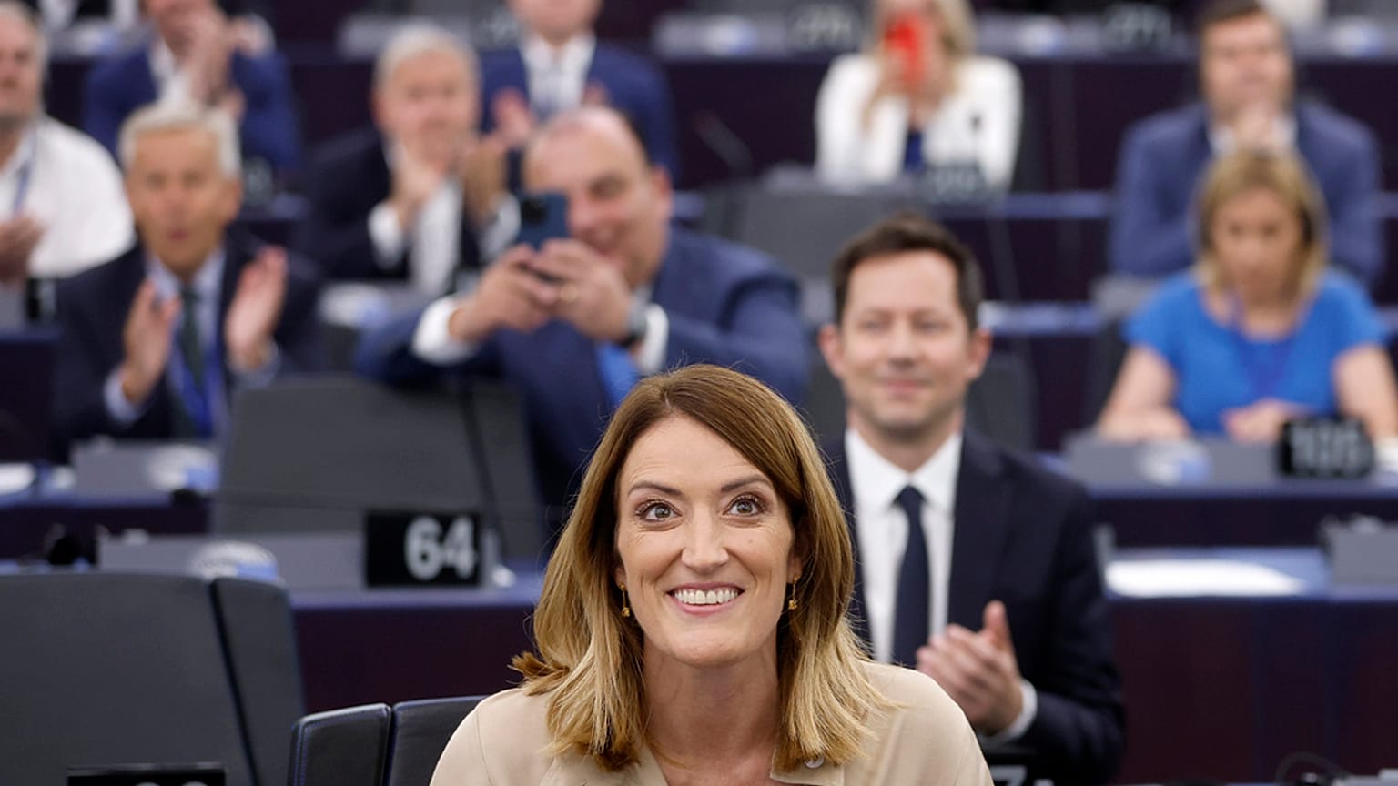 Roberta Metsola, sorri durante a sessão plenária de abertura do recém-eleito Parlamento Europeu em Estrasburgo, no leste de França, na terça-feira, dia 16 julho 2024