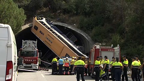 Au moins 45 personnes blessées, dont trois grièvement, dans un accident d'autocar sur l'autoroute de Barcelone.
