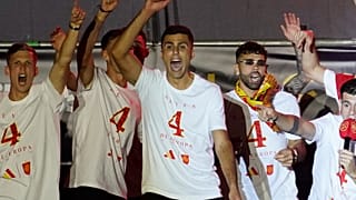 Ο Ισπανός Rodri γιορτάζει τη νίκη του Euro 2024 στην πλατεία Cibeles στη Μαδρίτη, Δευτέρα 15 Ιουλίου 2024.
