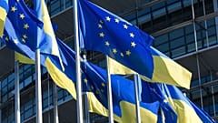 Flaggen der EU und der Ukraine vor dem Europäischen Parlament in Straßburg