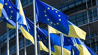 Drapeaux de l'UE et de l'Ukraine devant le Parlement européen à Strasbourg