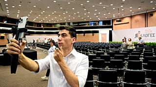 A több millió online követővel rendelkező, népszerű YouTuber és TikToker, Fidias Panayiotou a kezében a mobiltelefonjával, miután bejelentették, hogy EP-képviselő lett