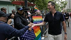 Kaliforniya Valisi Gavin Newsom, 25 Haziran 2017 Pazar günü San Francisco'daki Onur Yürüyüşü'nde izleyicileri selamlıyor.