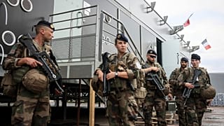 В лагере на востоке Парижа разместят 4500 военных.