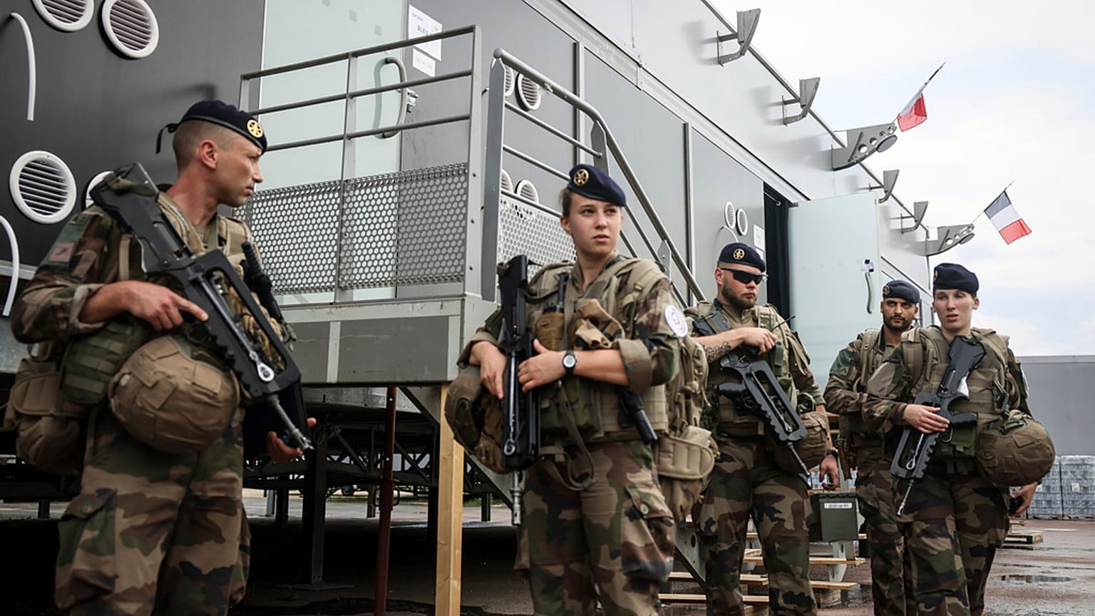 Soldados saem para uma patrulha no acampamento militar montado no bosque de Vincennes, segunda-feira, 15 de julho de 2024, nos arredores de Paris. 