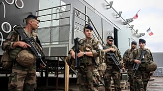 Soldados saem para uma patrulha no acampamento militar montado no bosque de Vincennes, segunda-feira, 15 de julho de 2024, nos arredores de Paris.