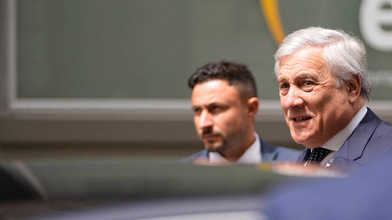 Imagen del ministro italiano de Asuntos Exteriores, Antonio Tajani, en primer plano.