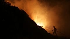Auf dem Balkan bekämpfen Feuerwehrleute großflächige Waldbrände.