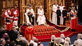 O rei Carlos III da Grã-Bretanha senta-se ao lado da rainha Camila durante a abertura do Parlamento no Palácio de Westminster em Londres, terça-feira, 7 de novembro de 2023.