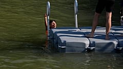 La maire de Paris s'est baignée dans la Seine ce mercredi matin.