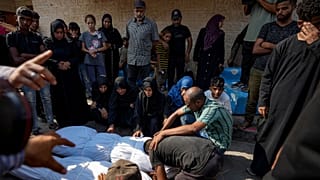 کشته شدگان بمباران نوار غزه در سردخانه بیمارستانی در دیرالبلاح، ۱۶ ژوئیه ۲۰۲۴