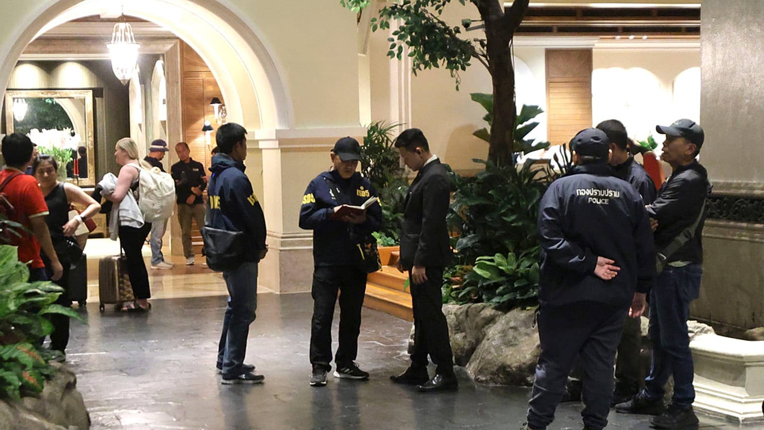 Rendőrök a bangkoki Grand Hyatt Erawan Hotel előtt, 2024. július 16-án 