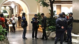 Rendőrök a bangkoki Grand Hyatt Erawan Hotel előtt, 2024. július 16-án 