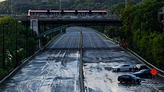 Carros ficam retidos na Don Valley Parkway enquanto a água recua após as fortes chuvas que causaram inundações, em Toronto