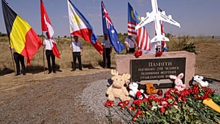 Dix ans après le crash du vol 17 de la Malaysia Airlines, une cérémonie a été organisée sur le lieu de l'accident, dans l'est de l'Ukraine, en hommage aux victimes.