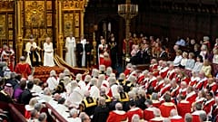 Kral Charles III, Londra'daki Lordlar Kamarası'nda Parlamento'nun Devlet Açılışı sırasında yanında oturan Kraliçe Camilla ile birlikte Kral'ın Konuşmasını okuyor.