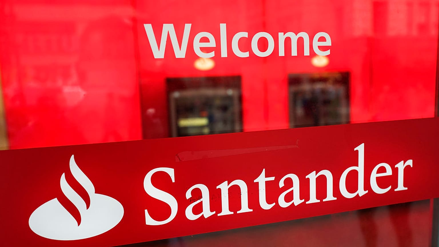 Imagen del logotipo del Banco Santander en la puerta de acceso a una de sus entidades.