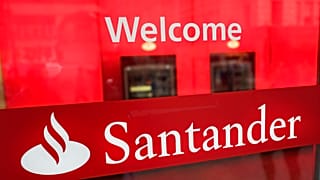 Imagen del logotipo del Banco Santander en la puerta de acceso a una de sus entidades.
