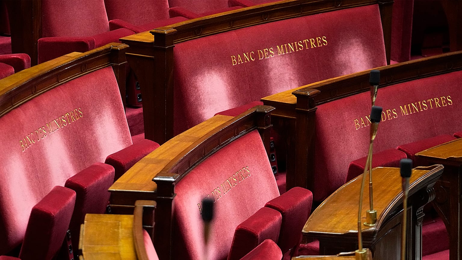 Bakanların sıraları Paris'teki Fransız Ulusal Meclisi'nin içinde görülüyor, 9 Temmuz 2024