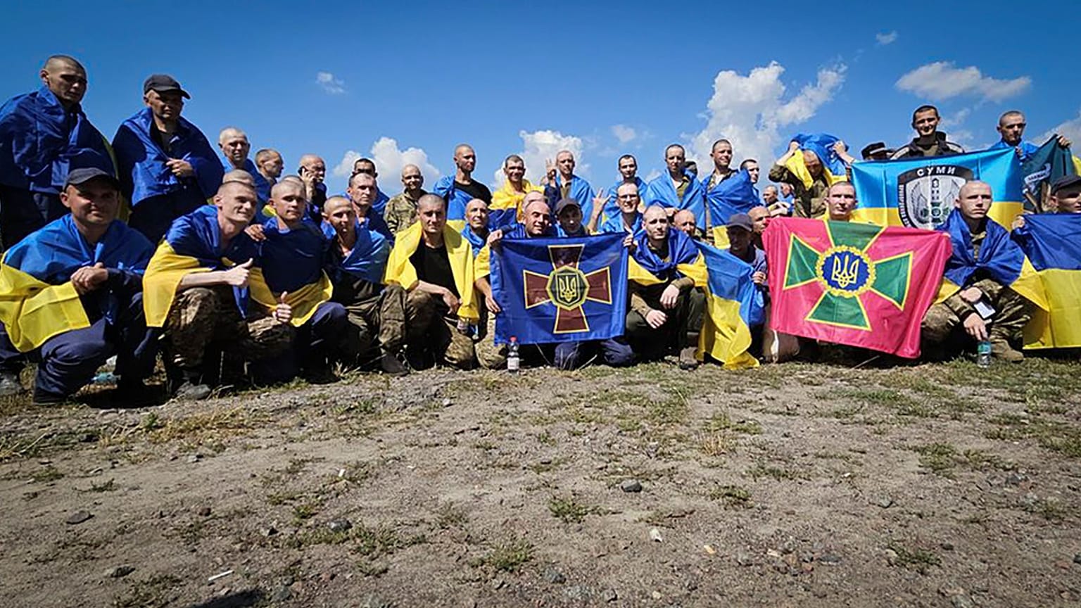 Am 17. Juli 2024 veröffentlichte Fotografie, die ukrainische Kriegsgefangene zeigt, die nach einem Austausch an einem nicht näher bezeichneten Ort in der Ukraine posieren. 