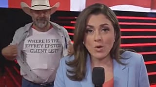 Protestocu, üzerinde "Jeffrey Epstein'in müşteri listesi nerede?" yazılı tişörtünü kadraja gösteriyor (Ekran görüntüsü CNN'den alınmıştır)