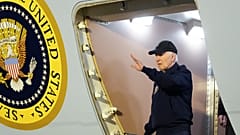 ABD Başkanı Joe Biden COVID-19 testinin pozitif çıkmasının ardından Air Force One'dan inerken görüntülendi.