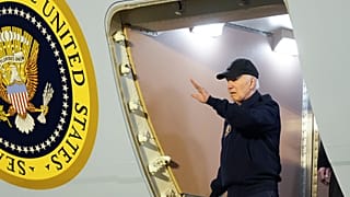 ABD Başkanı Joe Biden COVID-19 testinin pozitif çıkmasının ardından Air Force One'dan inerken görüntülendi.