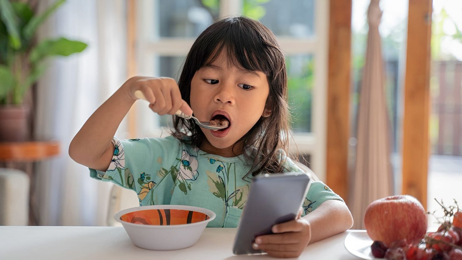 Comprender el impacto negativo del tiempo de exposición a los dispositivos digitales es vital para el desarrollo emocional de los niños.