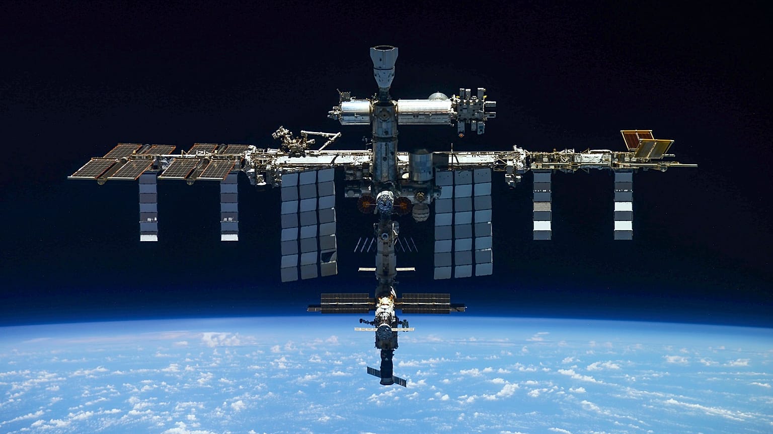 Международная космическая станция, сфотографированная экипажем российского космического корабля "Союз МС-19" после отстыковки от станции.