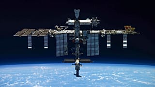 La Estación Espacial Internacional fotografiada por la tripulación de una nave espacial rusa Soyuz MS-19 tras desacoplarse de la estación.