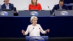 La presidenta de la Comisión Europea, Ursula von der Leyen, se dirige al Parlamento Europeo ante la mirada de su presidenta, Roberta Metsola, el 18 de julio de 2024.