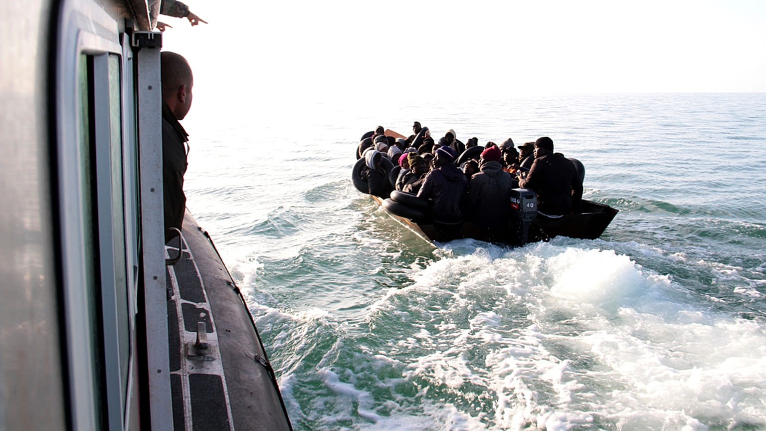 Des migrants sont arrêtés par la Garde nationale maritime tunisienne en mer alors qu'ils tentent d'atteindre l'Italie, près de la côte de Sfax, en Tunisie, le 18 avril 2023.
