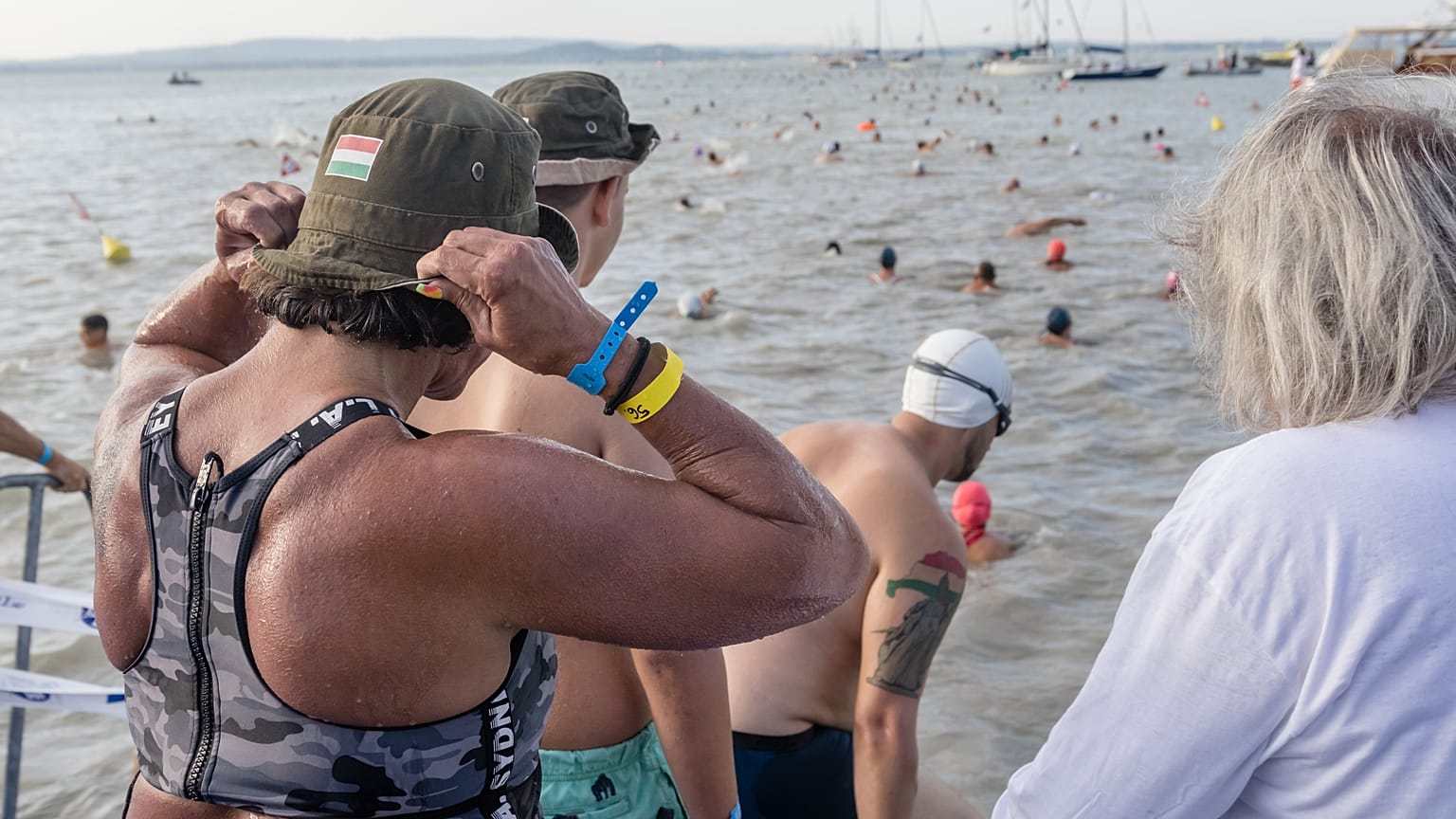 A 41. Lidl Balaton-átúszás résztvevői megkezdik az 5,2 kilométeres táv teljesítését Révfülöpnél 2023. július 23-án.