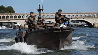 دورية بحرية للجش الفرنسي في نهر السين بالعاصمة الفرمسية باريس