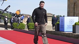 El presidente ucraniano Volodymyr Zelenskyy llega a la cumbre de la Comunidad Política Europea en el palacio de Blenheim, Oxfordshire, Inglaterra, 18 de julio de 2024.