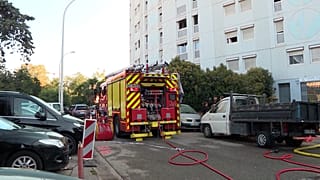 Tűzoltók a nizzai lakástűz helyszínén 