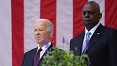 ABD Başkanı Joe Biden ve Savunma Bakanı Lloyd Austin, 27 Mayıs 2024 Pazartesi günü Arlington, Virginia'daki 156. Ulusal Anma Günü Kutlaması esnasında görüntüleniyor.