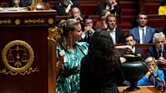 Yaël Braun-Pivet (l.) bleibt Präsidentin der Nationalversammlung