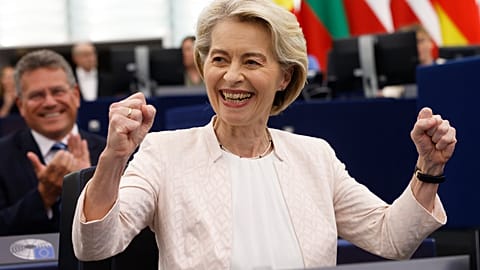 A Presidente da Comissão Europeia, Ursula von der Leyen reage após o anúncio da votação no Parlamento Europeu em Estrasburgo, no leste de França, quinta-feira, 18 julho 2024 