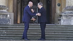Le président du Conseil européen Charles Michel, à gauche, est accueilli par le Premier ministre Sir Keir Starmer au sommet de la Communauté politique européenne à Blenheim Palace, le 18 juillet 2024.