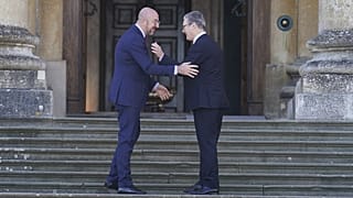 O Presidente do Conselho Europeu, Charles Michel, à esquerda, é recebido pelo Primeiro-Ministro, Sir Keir Starmer, na cimeira da Comunidade Política Europeia no Palácio de Blenheim, a 18 de julho de 2024.