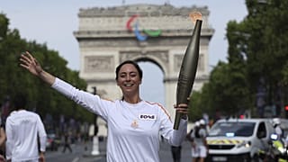 Az olimpiai fáklya a párizsi diadalív előtt