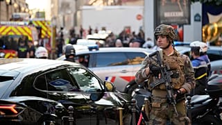 Paris'te bir bıçaklama olayının ardından Champs-Elysees caddesi yakınlarında nöbet tutan bir asker, 18 Temmuz 2024