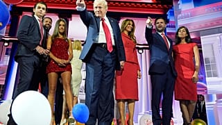 Donald Trump, J.D. Vance e le loro famiglie sul palco della convention repubblicana 
